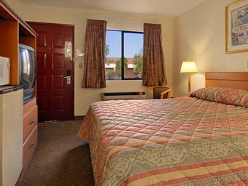 Travelodge Sacramento/Ранчо Кордова Номер фото